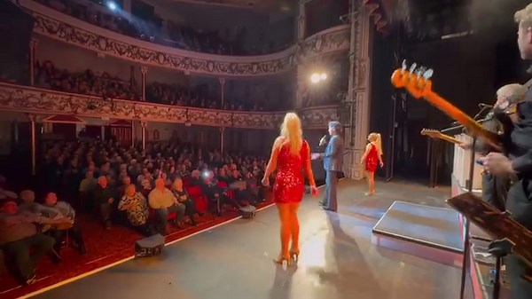 Great shows in New Theatre Cardiff Swansea Grand Theatre last weekend! Fisher Stevens going off programme for a bit of Tom Jones! Great memories of two wonderful venues/audiences! 🏴󠁧󠁢󠁷󠁬󠁳󠁿 | It’s A Beautiful Noise Show the definitive Neil Diamond tribute