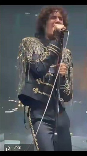 The irony of him “singing” Fake Plastic Trees… stop it 💀