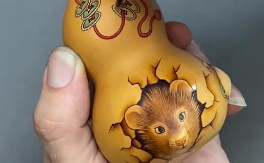 Trending in China | The art of calabash pyrography: Intricate designs on bottle gourds - People's Daily Online