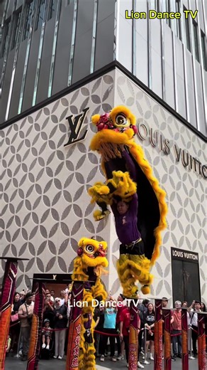 INSANE High Pole Lion Dance at Pavilion KL 🔥 | Lunar New Year Celebration | CNY Pavilion KL 超震撼高桩舞狮｜新春庆典现场｜农历新年 ##CNY #liondance #barongsai #เชิดสิงโต #lunarnewyear