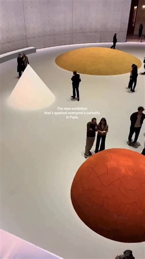 Now showing at the Bourse de Commerce (@boursedecommerce), Minimal brings together works from the Pinault Collection that trace the evolution of Minimal Art from the 1960s to today. Inside Tadao Ando’s (@tadao.ando) striking circular architecture, the exhibition explores how reduction, repetition, and form can create emotional impact without excess. Set within the building’s neoclassical dome and concrete cylinder, the dialogue between space and artwork becomes part of the experience itself. On 