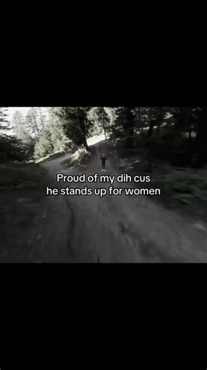 @raregooner on Instagram: "日本利用压电瓷砖将脚步转化为电能。这些瓷砖捕捉来自你脚步的动能。当你行走时，你的重量和动作会对瓷砖产生压力。瓷砖会轻微弯曲，从而产生机械应力。瓷砖内部的压电材料将这种应力转化为电能。每一步都会产生少量电荷，而数百万步结合在一起就能产生足够的电力来驱动 LED 灯、数字显示屏和传感器。在像涩谷车站这样繁忙的地方，每天大约有 240 万个脚步为这一系统作出贡献。这些电能可以被储存或立即使用，从而减少对传统电力来源的依赖，并支持可持续的城市基础设施。这种方法将日常运动转化为实用的可再生能源 #日本 #知识 #事实 #你知道吗 #推荐 #科技 #创新 #历史 #技术 #实验 #热门"