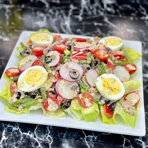 SALADE NIÇOISE 🥗 Facile et rapide! Ingrédients : 1 Laitue 150g d’Haricots verts 150g de Radis 150g de Tomate cerises 4 filets d’Anchois 120g de Thon 1/2 Poivron rouge 150g d’Olives noires 2 Oignons verts 2 Œufs Vinaigrette : 3 c.à.s d’huile d’olive 1 c.à.s de mayonnaise 1 c.à.c de moutarde Sel, poivre, basilic | Deli Cuisine