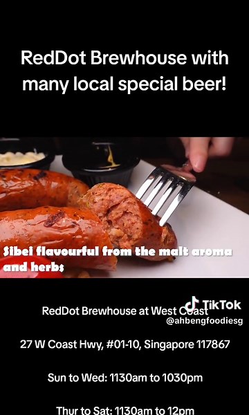 Today jio you go ORTO again go lepak. This time is at a bar call Reddot. They got host events and currently the whole place is decorated with Halloween theme. Many hantu and pontianak inside. They got indoor aircon seatings with fish tank (real fish and not Geylang one) and live band also. Those scared cold they have outdoor alfresco seatings which is lomantic also. Tried their Halloween Special Menu. Appetisers: Crispy Boo-tato Worm Pancake Sauerkraut & Bloody Meat Ball Red Eye Potato Salad Mai