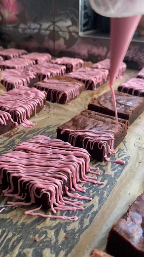 Brownie Decorating Tutorial: How to Decorate Delicious Brownies with White Chocolate