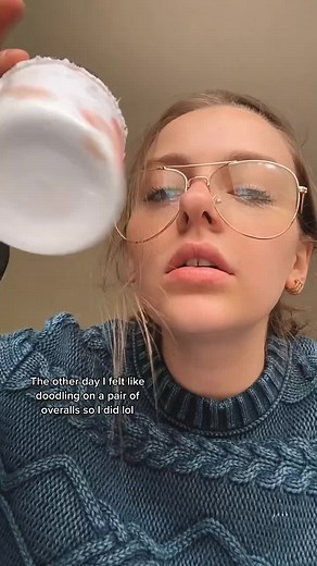 Watch me use my overalls as a sketchbook 🤓 Just messy doodles but it was therapeutic 🦋 #y2kaethetic #denimpainting #overalls #trendyart #foryoupage