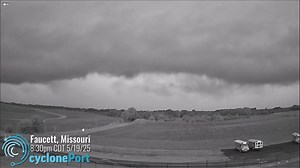 This was the view near Saint Joseph, Missouri as a severe thunderstorm rolled through moments ago! #MOwx 📸 Cycloneport | RadarOmega