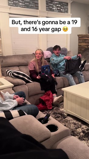 The shock of this pregnancy for all of us was over the top. But seeing them with her makes my heart just wana explode 🥹🥹 #babytime #siblings #biggap #jeepgirl #fypシ