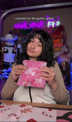 if you're a gothic girlie, come talk to me 👀🖤