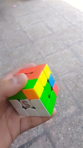 ONE HANDER SOLVES 3x3 CUBE IN SECONDS 😱 #RubiksCube