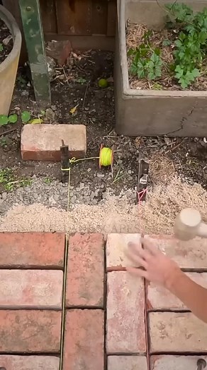 Paving with mixed bricks #brickpaving #diyvideos #diycrafts #diyideas #diyhomedecor #diyproject #doityourself #diyprojects #diy #landscaping | Yahole 29