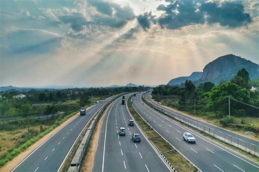 Highway vs Expressway: क्या आपको पता है हाईवे और एक्सप्रेसवे का असली फर्क? चालान से बचने के लिए पढ़ें ये नियम