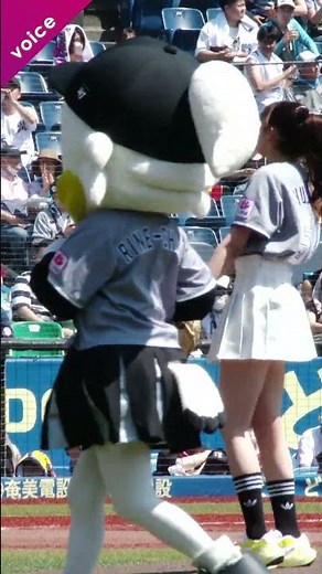 「ワースポ×MLB」キャスターの菊池柚花が始球式、ノーバン投球ならずも力強く投じる