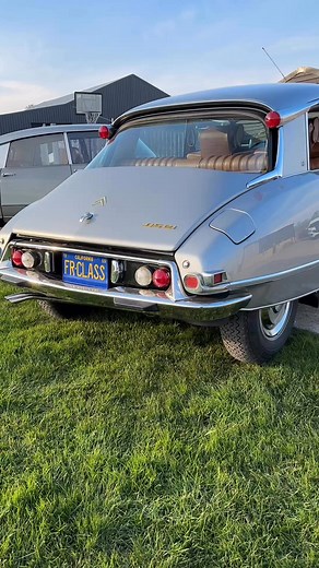 Citroen DS21 Pallas 1969 (Export USA) and Citroen DS21 Pallas 1968 (From France) @frenchclassics | French Classics Ltd