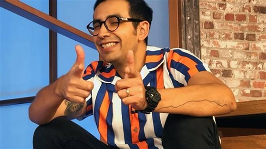 El Capi Pérez desata memes por aparatosa caída en transmisión de Año Nuevo