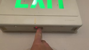 更换安全出口牌里的灯泡。