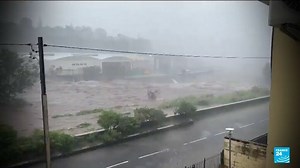 🌀 #Cyclone #Garance is set to pass by the #French island of #LaReunion on Thursday evening. Local authorities imposed the second-highest alert level, and residents made last-minute preparations to secure essential resources ⤵️ | FRANCE 24 English