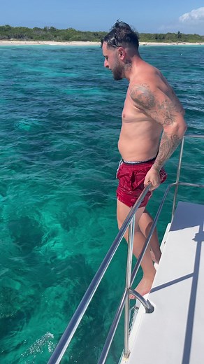 República Dominicana ❤️ hoy te invitamos a conocer Isla Catalina Ubicada al este del pais a 30 minutos de la provincia La Romana este maravilloso recorrido empieza partiendo del puerto de la Romana en un catamarán donde podrás apreciar el Mar Caribe, disfrutar del recorrido bailando al son dominicano, adicional realizarás una pequeña parada en la zona de corales para hacer snoker o impresionantes saltos , para luego continuar el recorrido hasta llegar a tu destino Final que es la imponente Isla 