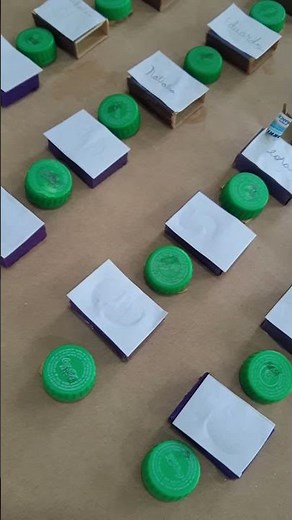 Maquete da sala de aula com material reciclável.