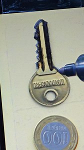 Comment copier une clé avec du ruban adhésif et un téléphone ! 🔑✂️😎 | Énigmes en 7 Secondes