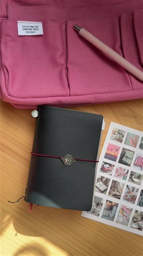 A veces me da un poco de pena usar estas pegatinas… son tan bonitas que una parte de mí quiere guardarlas para siempre. Pero un cuaderno está hecho para llenarse, para vivirlo y disfrutarlo. Así que hoy por fin empecé mi cuaderno de pegatinas en mi TN pasaporte ✨ Sometimes I feel a little sad using these stickers… they’re so beautiful that part of me wants to keep them forever. But a notebook is meant to be filled, lived in, and loved. So today I finally started my passport TN sticker notebook ✨