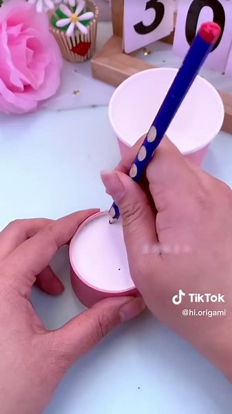 Use disposable paper cups to make high-value small table lamps #diy #papercupcraft #papercups #papercupchallenge #papercup #diytoy #diytoysforkids #diytoys #diytablelamp #diylamp #diylampe