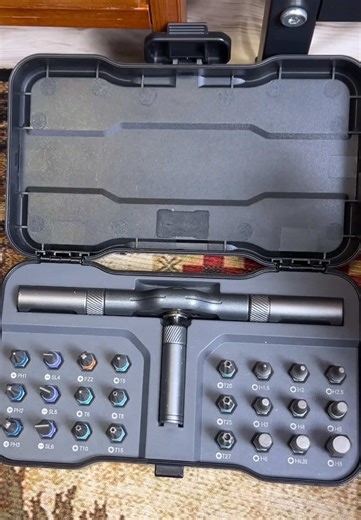 Vingt-quatre tournevis réunis dans cet étui compact, petit mais puissant.#tooltok #tiktokmademebuylt #tiktokshop #screwdriver #diy