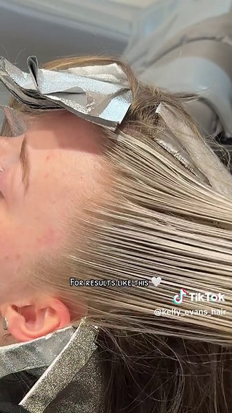 Top tips for placing your hairline foils ✨ For seamless results, consistency is key 🔑 #creatorsearchinsights #hairtok #faceframe #highlightshair #hairlinefoils #foilinghacks