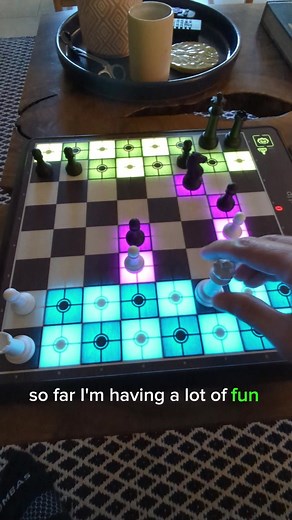 Disfruta del juego con el tablero inteligente ChessUp