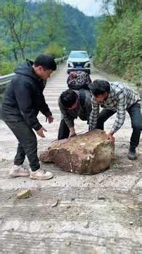 Everyday Heroism: Simple Deeds of Helping Others, from Heavy Loads to Fallen Strangers