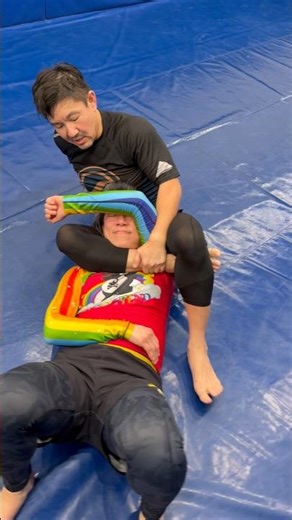 Setting up a triangle from the back #moveoftheday #bjjshorts #bjjlifestyle #bjjtechniques #bjj