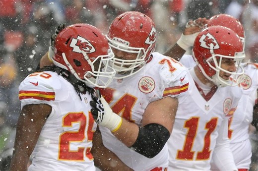 What's it like playing football in snow? Former NFL players weigh in