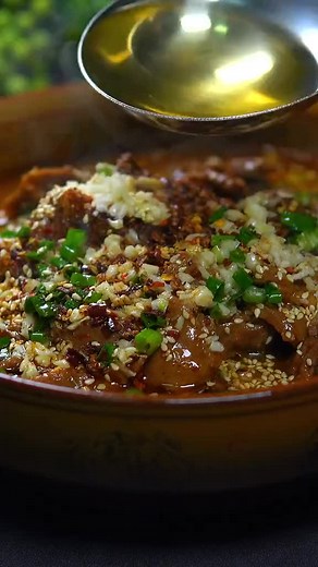 Authentische chinesische Lebensmittelrezepte: Klassisches Sichuan gekochtes Rindfleisch