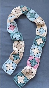 16 granny squares + a 9 mm crochet hook + chunky Faces yarn