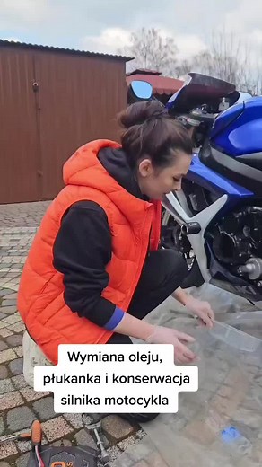 Użyte produkty @Forté Polska NEW GENERATION MOTOR FLUSH - oczyszcza silnik z nagaru i odblokowuje zapieczone pierścienie (wlewamy do starego oleju) TOP AND TREATMENT - zmniejsza tarcie w silniku, niweluje resztę zanieczyszczeń i wydłuża żywotność oleju (dodajemy przed wlaniem nowego oleju) SEAL CONDITIONER - uelastycznia uszczelki w tym uszczelniacze zaworowe FULL SYNTETYK 7100 10W40 - olej silnikowy HF138 - filtr oleju #forte #fortepolska #kobietamechanik #wymianaoleju #plukanka