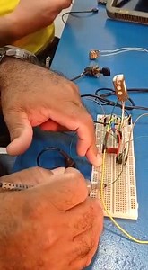 Curso de Eletrônica Básica Nível 3 - Aula prática para análise do disparo do SCR em corrente alternada através de uma constante de tempo (RT/CT) aplicada no Gate. Através do Osciloscópio é possível observar o comportamento da carga ao variarmos o ângulo de disparo. corrente alternada #scr #triac em corrente alternada #working of scr #o que é corrente alternada #modes of scr #corrente alternada osciloscópio #scr structure #tensão alternada #characteristics of scr #corrente rms #firing of scr #pow