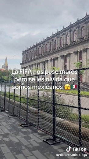 Comer en negocios locales detrás de los muros de la FIFA en Guadalajara