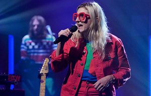 Caroline Rose makes TV debut on Seth Meyers: Watch