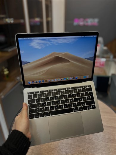 ‎ROCDZ | سيفي وليد | Pc Laptop‎ on Instagram: "𝗥𝗢𝗖𝗗𝗭 💻 met en vente MacBook Pro 2017 ( Ref : V13-98) 💠 Processeur : Intel Core i5 2017 Min: 2.3 GHz/ Max: 3.5Ghz (4CPUs) 💠 RAM : 8GB DDR3 vitesse : 2133MHZ 💠 SSD : 128GB 💠 Clavier AZERTY lumineux 💠 Carte Graphique : Iris plus Graphics 💠 Système d’exploitation : Mac OS 💠 Poids : 1.3Kg 💠 État : 8.5/10 💠 Cycles de batterie 🔋 : 574 💠 Écran : 13.3" FHD (Takhbech f L’écran blanc + derba f la carcasse + une fissuration rien de grave ) 💠
