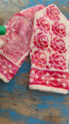 Nina Granlund Sæther on Instagram: "På Instagram finnes det vakre filmer av såpebobler som fryser. Jeg fulgte oppskriften jeg hadde googlet meg til, men alle boblene sprakk før de frøs. Selv inne var det vanskelig å få dem til å vare mer enn noen sekunder… Vottene er heldigvis litt mer bestandige. There are beautiful videos of soap bubbles freezing on Instagram. I followed the recipe I googled, but all the bubbles burst before they froze. Even indoors, it was hard to make them last more than a f