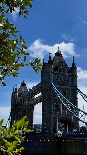 To continue our London Landmarks series we head east to Tower Bridge,...