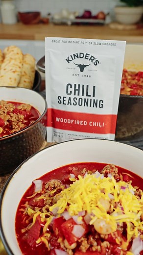 It’s chili season! 🍂Easy Chili Recipe:🍂 🫘INGREDIENTS: \t•\t2 lb. ground beef \t•\t2 Kinder’s Woodfired Chili Seasoning Packets \t•\t1 red bell pepper, seeded and diced \t•\t1 large yellow onion, diced \t•\t2 jalapenos, seeded and diced \t•\t2 cans diced tomatoes \t•\t2 cans cannellini beans, drained and rinsed \t•\t2 cups water 🔥DIRECTIONS: \t1.\tIn a large dutch oven on medium-high heat, brown ground beef, stirring often to break up meat. Cook for approximately 7-10 minutes or until the mea