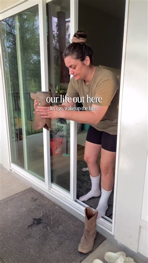 One of the best moments on the farm this year… tapping my boots like every morning and then this little guy decided to join the party! It still makes me laugh 😆🐸 #farm #animals #funny #frog #vlog