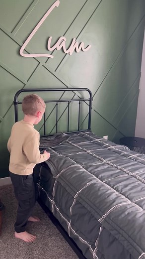 Beddy’s stands out as the ultimate choice for kids’ bedding. Its innovative ZipBase design makes washing a breeze, and it’s so simple that even your little one can make their bed effortlessly. ☺️ #beddys #beddysbedding #zipperbedding #hack #kidbedding #laundry #cleaning #comforter