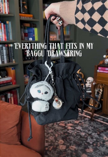 I’m so obsessed with this little mini @BAGGU! It fits so much and looks so cute on. Perfect for when I travelled too! And yes I do need to take down my Halloween decor. Bag: Baggu Drawstring #botd #baggu #whatfitsinmybag #wimb #bagcharm