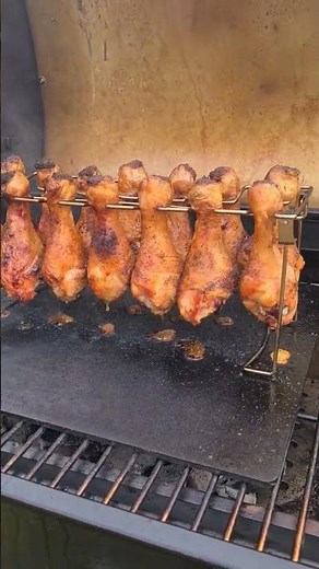 #hähnchenkeulen auf dem #coalmaster #holzkohlegrill mit #plancha und #schenkelhalter