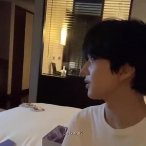 2.2K views · 709 reactions | : (Live IG) Tài khoản nào đấy? : Tài khoản của Dream í : Dùng tài khoản của mình được khum? : Cậu có lương tâm khum dị? Có biết lương tâm là gì khum đó? Ngta thầu acc nhóm mà ông kêu đi live bằng acc ông đi =)))))) Thêm Jisung khoái cái câu lương tâm lắm =)))) nhắc đi nhắc lại quài @Jxsxng02 | Trái dừa bị rớt của em Lạc. | Facebook