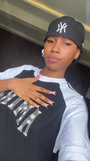 Kelly lambert 🧚🏻‍♀️✨ (@cutehottykelly1)’s videos with bounce slowed - vée👾