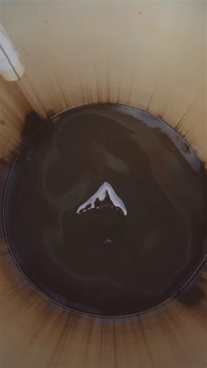 Tangki air dipakai buat nampung air bersih, tapi kok bisa kotor? Faktanya, tangki air di rumah bisa cepat kotor karena banyak hal. Mulai dari sumber air yang mengandung endapan, pertumbuhan lumut akibat tangki tembus cahaya, kotoran yang mudah masuk karena penutup kurang rapat, hingga endapan yang menumpuk karena jarang dikuras. Kalau dibiarkan, air bisa jadi keruh, bau, dan kurang nyaman dipakai sehari-hari. Karena itu, penting memilih tangki air yang berkualitas, bebas lumut, dan dirancang aga