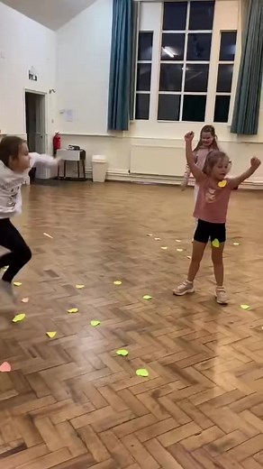 ‘Alexa, play Shake If Off - it's Friday!' Our Tansley children playing a fun warm up game🤗 Place 10 post it notes on your body and try and shake them off the first! 🤣 #shakeitoff #shakeitofftaylorswift | Sunflower Dance